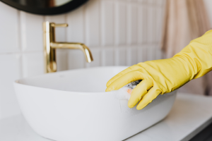 Limpeza de banheiro com produtos caseiros