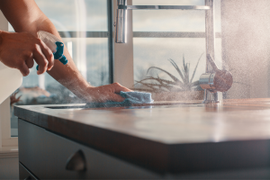 Use produtos de limpeza multifuncionais para economizar tempo e dinheiro.